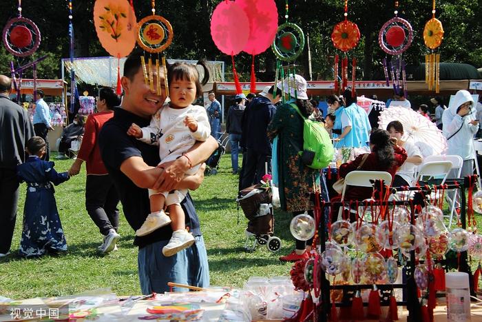 9月29日,中秋节,北京世界花卉大观园第六届中国·北京汉服节开幕 图片来源:视觉中国