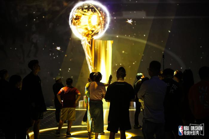 NBA奇境光影秀来到上海，乔丹、科比签名球衣现场展览