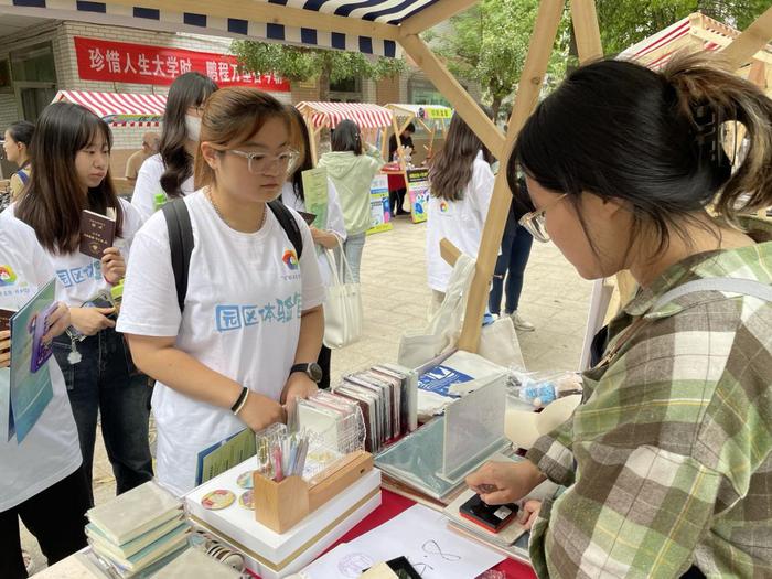 从课堂直通企业，北京印刷学院师生走进校园里的文化创意产业园