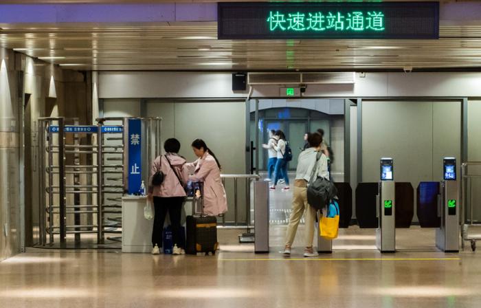 知晓｜13~26℃，今日北京各大火车站将发送旅客80万人，西站南站开启快速进站通道！各类北京市学生卡均已支持线上延期