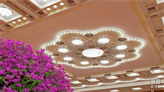 △人民大会堂宴会厅,华灯璀璨、鲜花绽放。