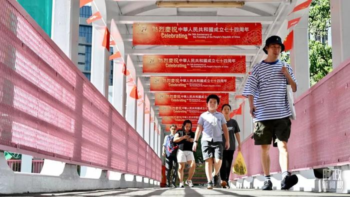 △香港北角的一座天桥,挂满迎接国庆的横幅。(图/视觉中国)