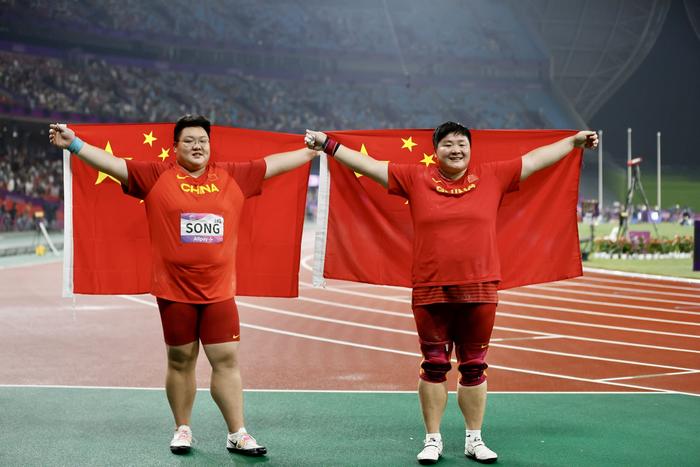 9月29日,杭州第19届亚运会田径女子铅球决赛,中国选手巩立姣(右)夺得金牌,宋佳媛(左)获得银牌。澎湃新闻记者 赵昀 图