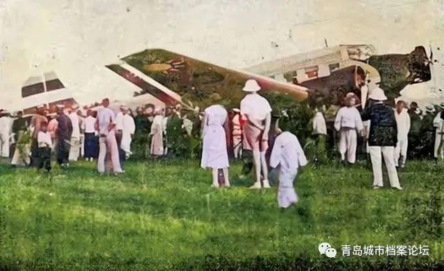 1934年9月,欧亚航空公司大型飞机降落在沧口机场,引来千人围观(刘逸忱供图)