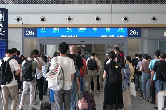 9月28日,福厦高铁开通运营首班G9801次列车检票。中国铁路南昌局 供图