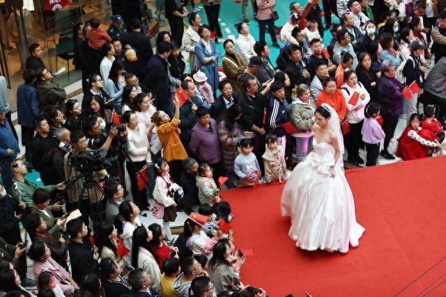 穿越时空，赏历代婚服婚俗 乌鲁木齐文化生活节之婚俗文化演艺秀今日举办