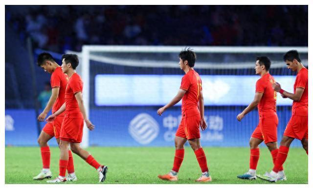 中国足球水平惹争议，球迷怒斥：还有踢球的必要吗？