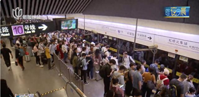 假日上海｜守护乘客返沪路，她凌晨1点多目送最后一班地铁开出