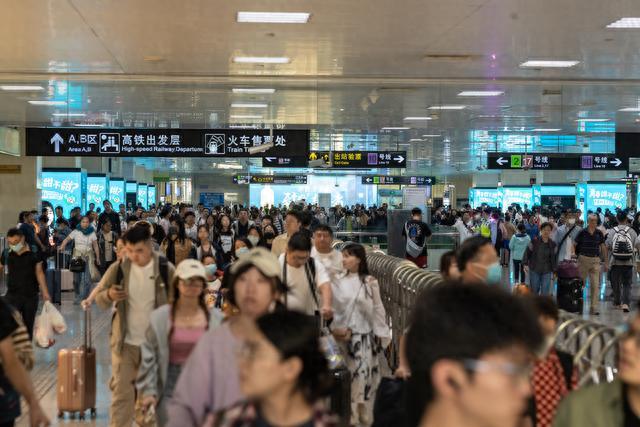 假日上海｜守护乘客返沪路，她凌晨1点多目送最后一班地铁开出