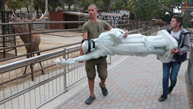 俄媒：克里米亚一公园拆除自由女神像模型，当地议会议长喊话美国