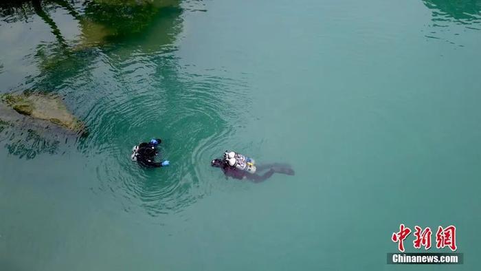 资料图:广西河池市都安瑶族自治县大兴九顿天窗内,潜水爱好者正调试潜水设备。中新社记者 俞靖 摄