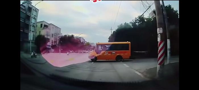 广东廉江一幼儿园校车撞上水泥罐车，校车司机和多名师生受伤