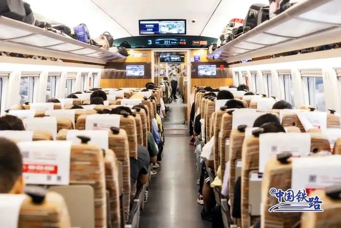 新闻早报丨成渝高铁可以选静音车厢了！你爱了吗？
