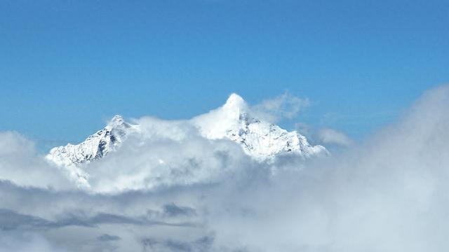 金秋遇初雪 云南白马雪山尽显壮美辽阔