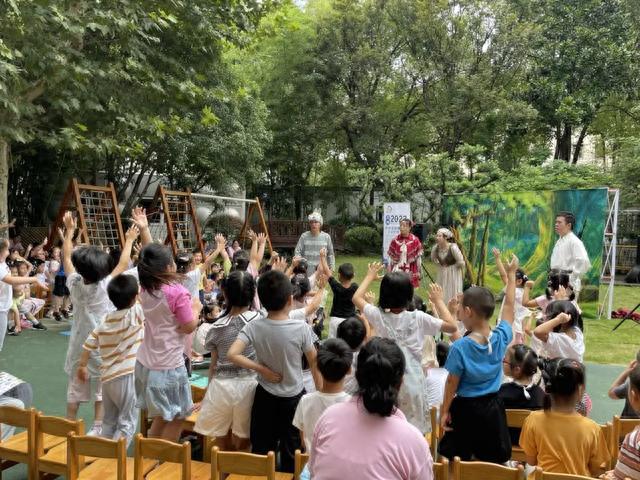 当安全教育遇上童话剧：上海新泾镇儿童看表演学知识
