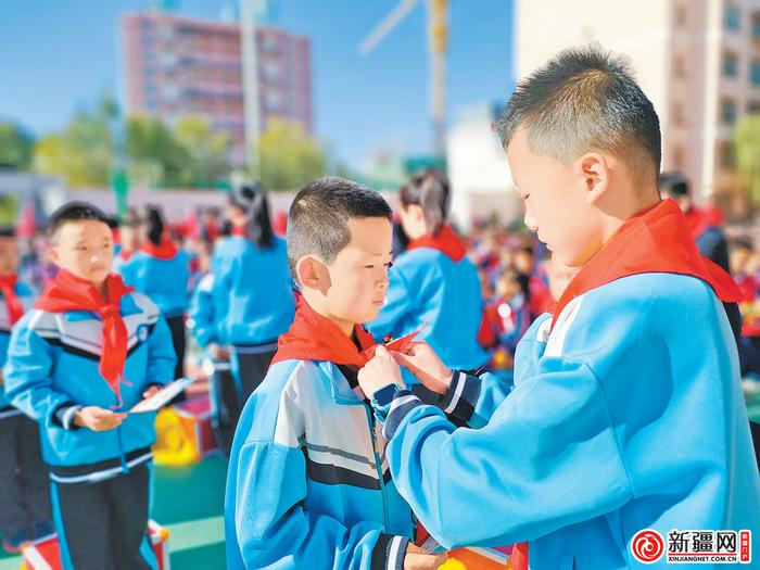 喜迎建队日 争当好队员——乌鲁木齐市各学校纪念中国少年先锋队建队74周年