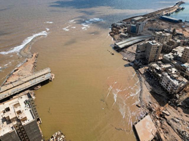 2万人遇难的利比亚洪水背后：踩在灾后废墟上的权力家族