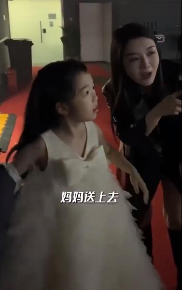 吴雅婷送一双儿女看王栎鑫演出，开口就问嗓子还好吗？谁被感动了