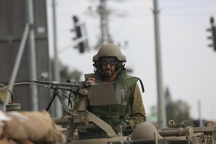 直击｜巴以冲突：装甲车和地面部队待命，以军将进入加沙