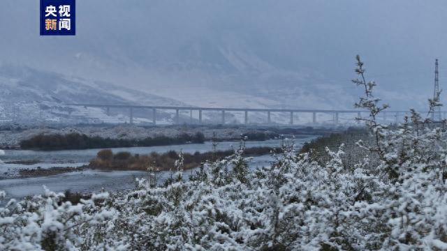 青海多地出现降温雨雪天气 城市披“银装”