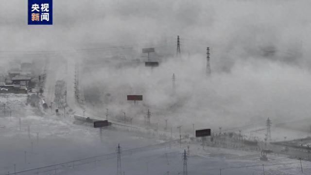 青海多地出现降温雨雪天气 城市披“银装”