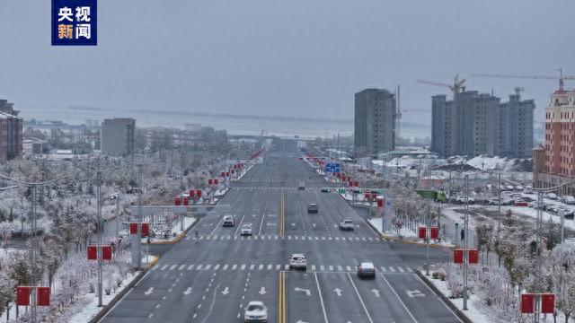 青海多地出现降温雨雪天气 城市披“银装”