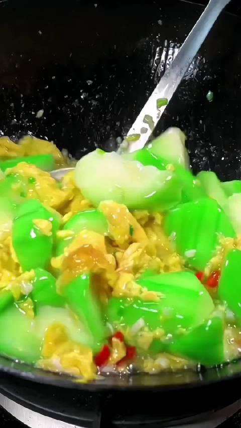 怎样炒丝瓜鲜嫩不发黑呢？只做这两步，看完视频您也学会了__财经头条