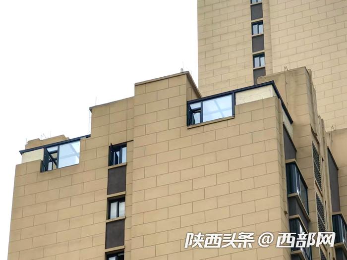 问政回声丨西安一小区业主在楼顶搭建阳光房 回应：已要求停工并恢复原貌