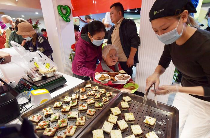 吃重阳糕、戴茱萸饰品等，华方居家养老餐集配中心举行重阳节活动