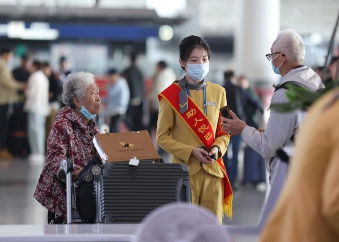 机场老年旅客增加，如何安心出行？专家建议推出“无陪老人”服务