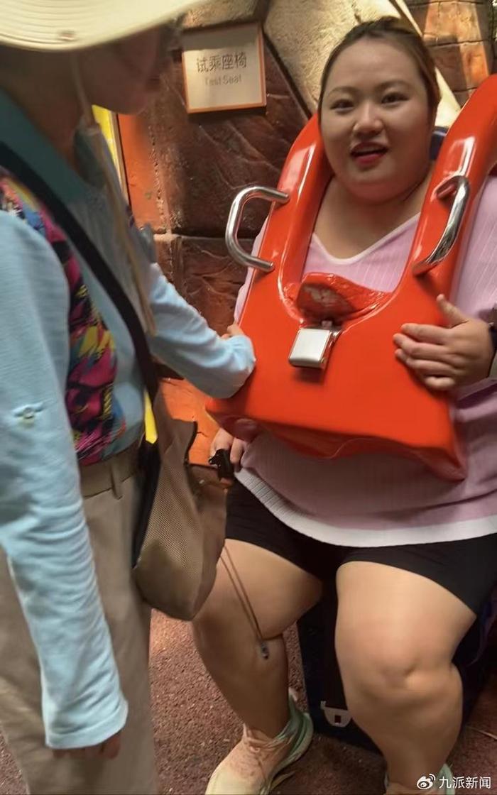 付豚豚在试乘座椅上尝试压好安全压杆。图/受访者提供