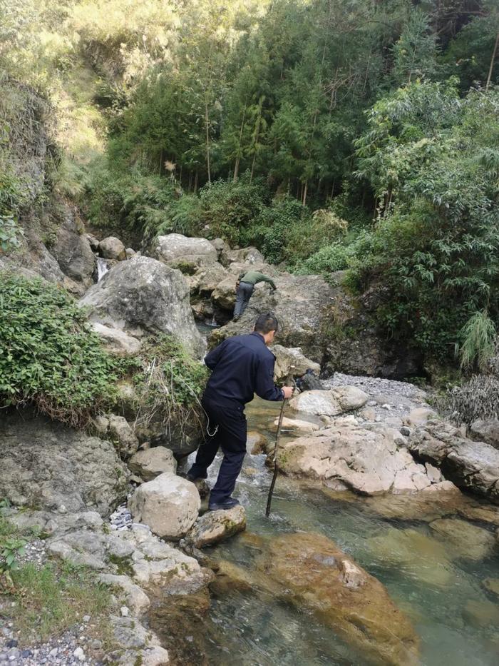 贵州一女童走失家长称疑被野猴子拖走，民警翻越山越岭3小时找回