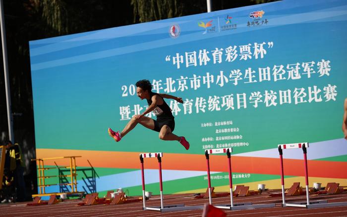 北京市体育传统项目学校田径赛，17人成绩达运动员一级水平