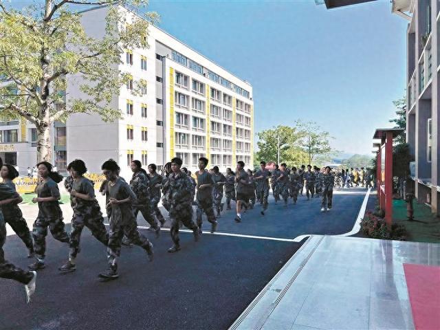 广东清远一所学校近七百名新生退学 清远市教育局回应：学校招生规模扩充太快