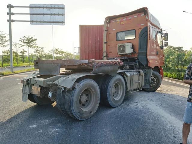 惊险！大货车“扭脖”撞上重型罐车，原因只是因为……