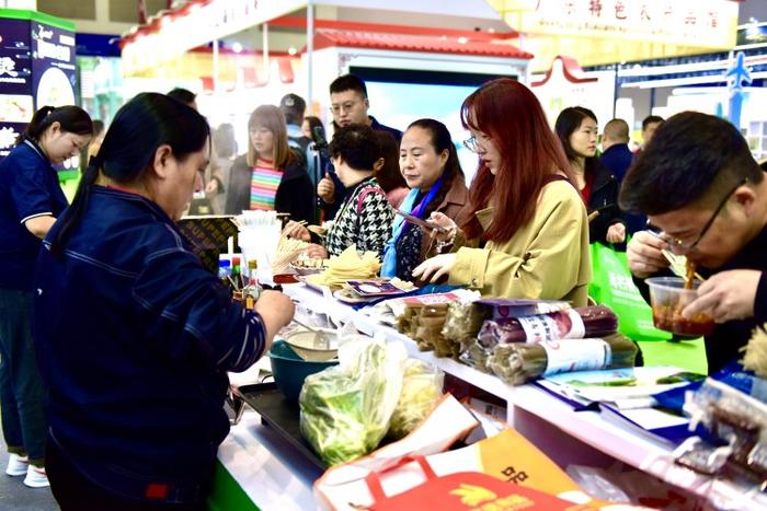 探馆“火锅节”｜武隆苕粉、梁平张鸭子、垫江吉之源……看重庆区县带来了哪些火锅“土特产”