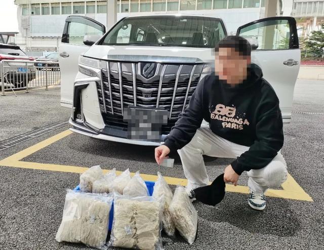 拱北海关所属闸口海关在拱北口岸查获一起跨境客车藏匿燕窝进境案