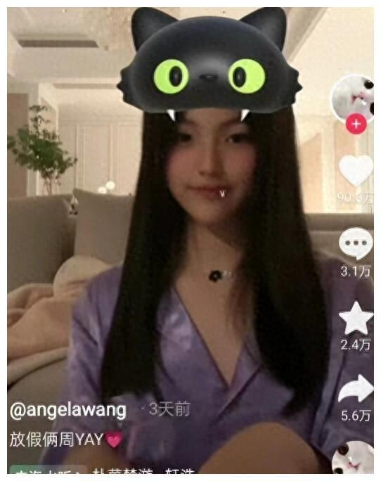 李湘女儿王诗龄突显风采,全家出席香港活动,瞩目所有镜头