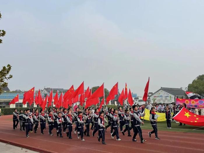 运动会有学生举日本国旗？苏州市吴江区教育局发布情况说明