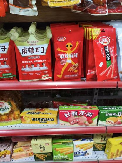 李鸿涛夫妻店里零食柜的一角(图源:李鸿涛)