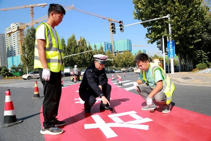 注意！郑州这些路口施划红色“危险右转区”！