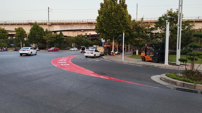 注意！郑州这些路口施划红色“危险右转区”！