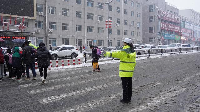 坚守的你，是风雪中最美的"警"色