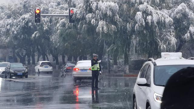 坚守的你，是风雪中最美的"警"色