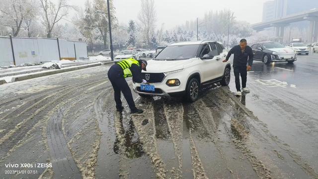 坚守的你，是风雪中最美的"警"色