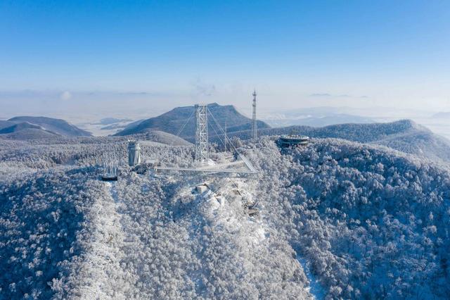 长春新雪季来啦！第一场雪下的神鹿峰，有种泼墨山水之美！