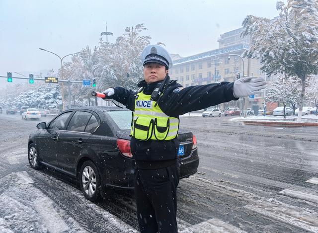 坚守的你，是风雪中最美的"警"色