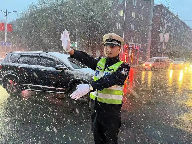 坚守的你，是风雪中最美的"警"色