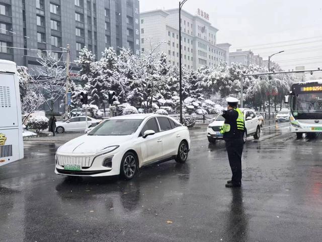 坚守的你，是风雪中最美的"警"色