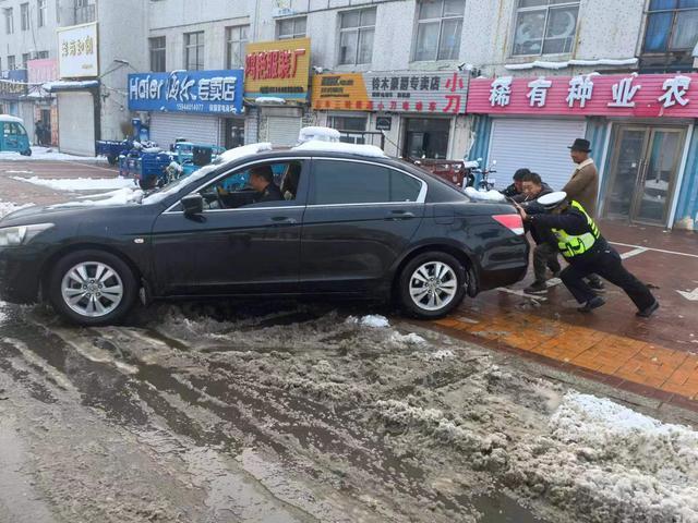 坚守的你，是风雪中最美的"警"色